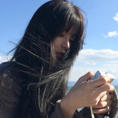 穿黄睡衣的女孩